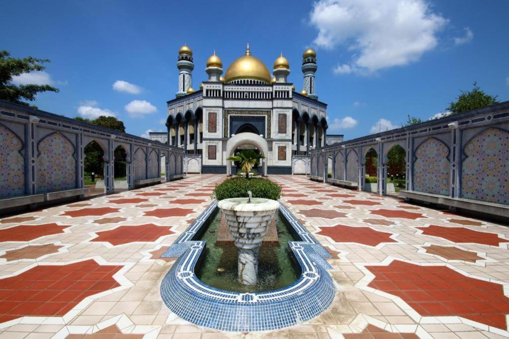 Higher Hotel Bandar Seri Begawan Esterno foto