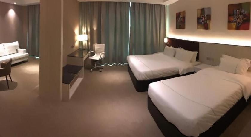 Higher Hotel Bandar Seri Begawan Esterno foto