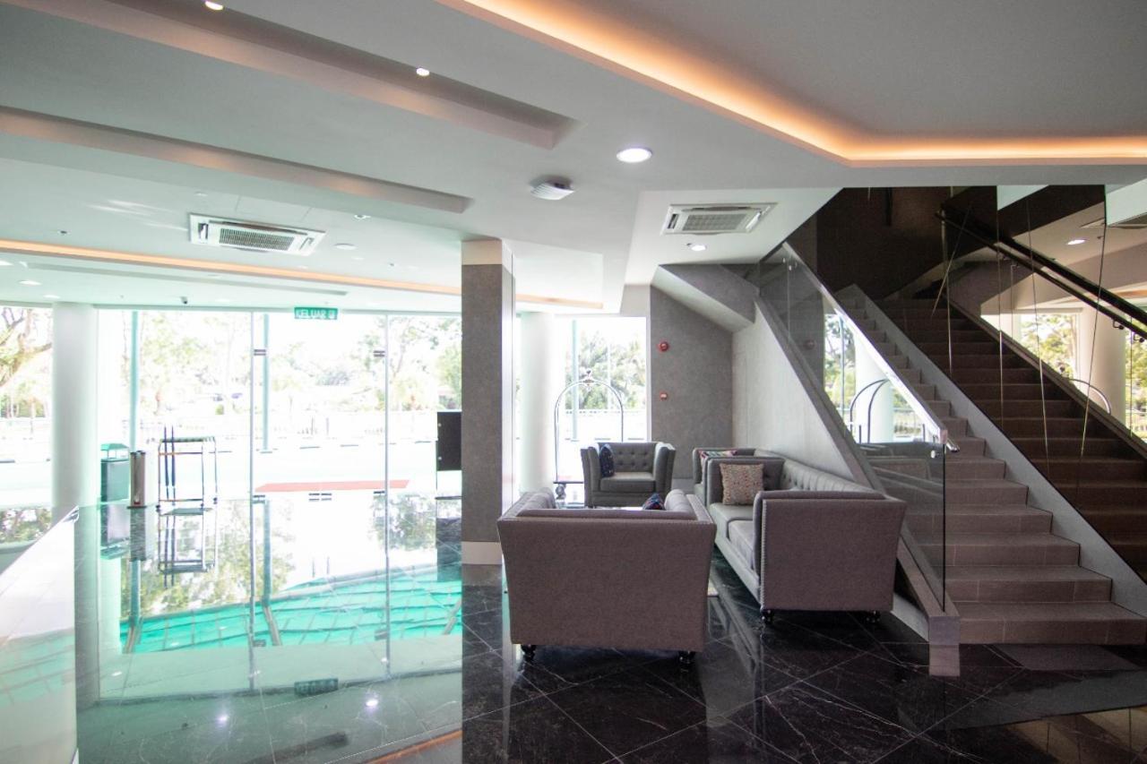 Higher Hotel Bandar Seri Begawan Esterno foto