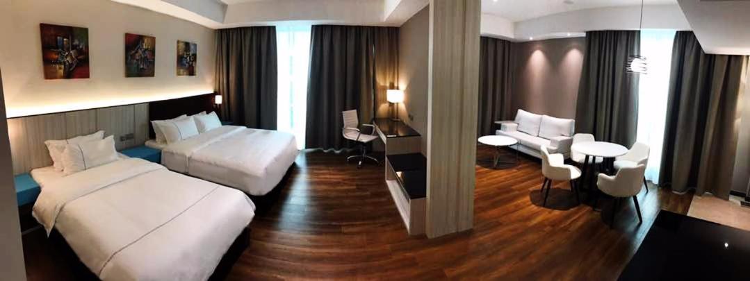 Higher Hotel Bandar Seri Begawan Esterno foto