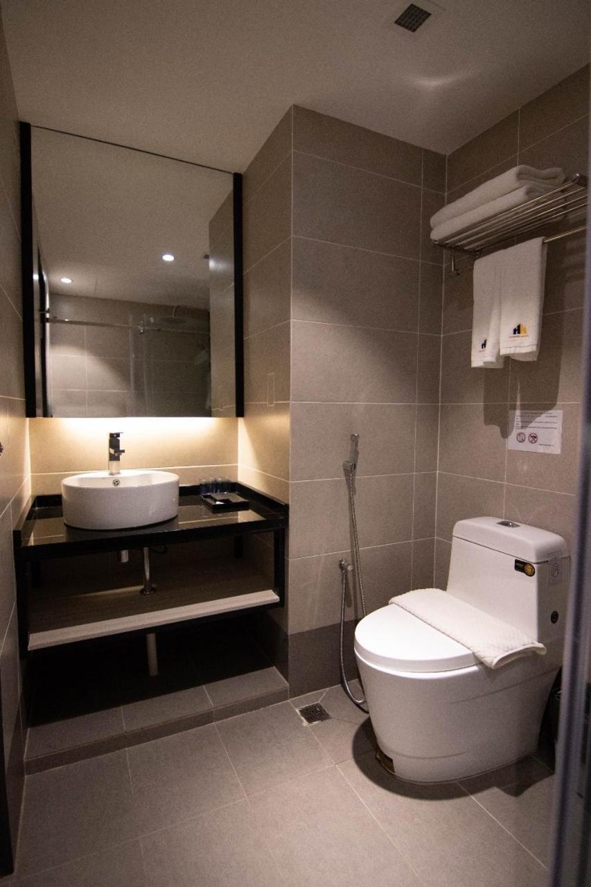 Higher Hotel Bandar Seri Begawan Esterno foto
