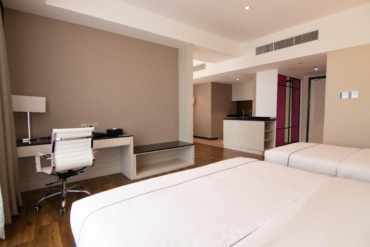 Higher Hotel Bandar Seri Begawan Esterno foto